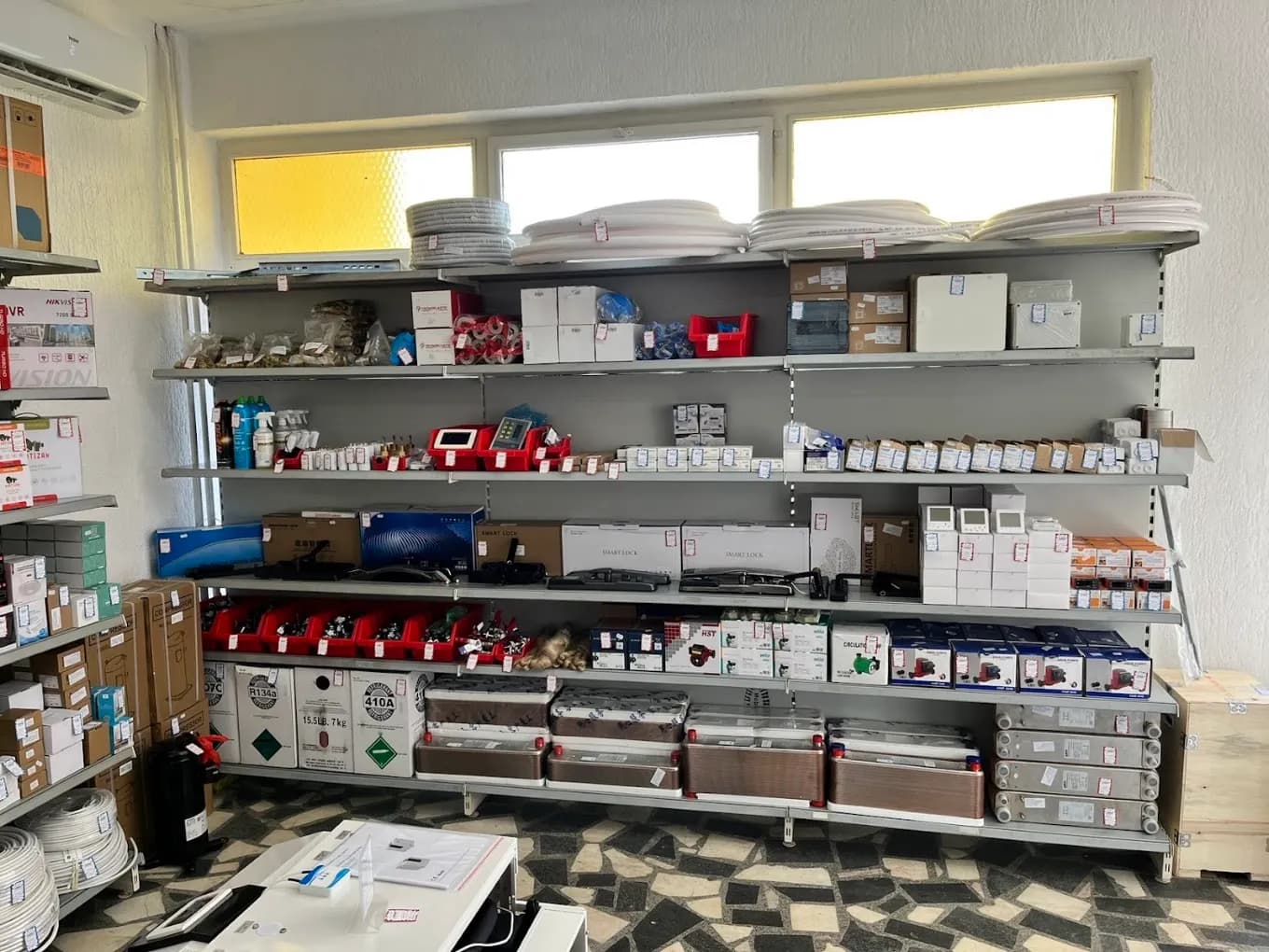 Asortiman vodo materijala u prodavnici Vibika u Bijeljini — PEX i izolovane cijevi, mesingani fitinzi, cirkulacione pumpe i termostati