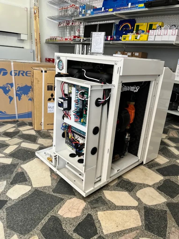 Servis toplotne pumpe u radionici Vibika u Bijeljini — otvorena unutrašnjost uređaja